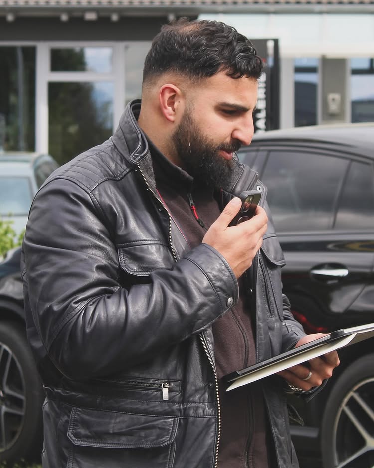 CrashEx Kfz-Sachverständiger bei der Arbeit